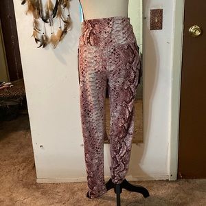 🎸🎸TKO active wear bottoms with side cellphone pockets